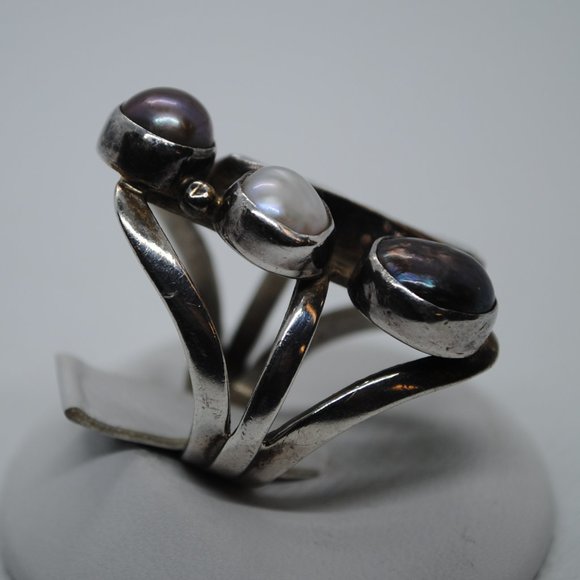 Elegant Silver and Pearl Ring - Picture 7 of 8